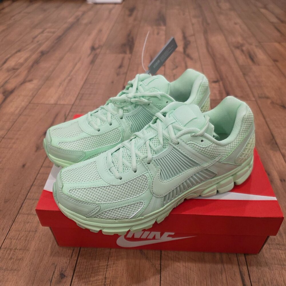 BRAND NEW NIKE ZOOM VOMERO 5 MENS SIZE 10